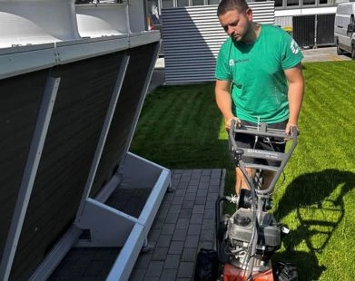 A Gyep Titkos Hőse: Bemutatjuk Péter Balázst, a Grönway Robotfűnyíró Szakértőjét